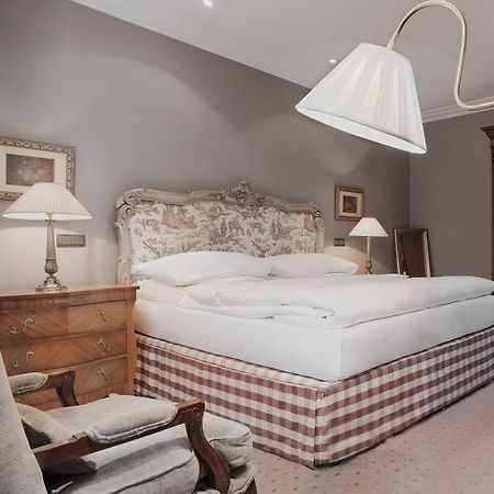 Schlosshotel ベルリン エクステリア 写真 A bed with a bed skirt