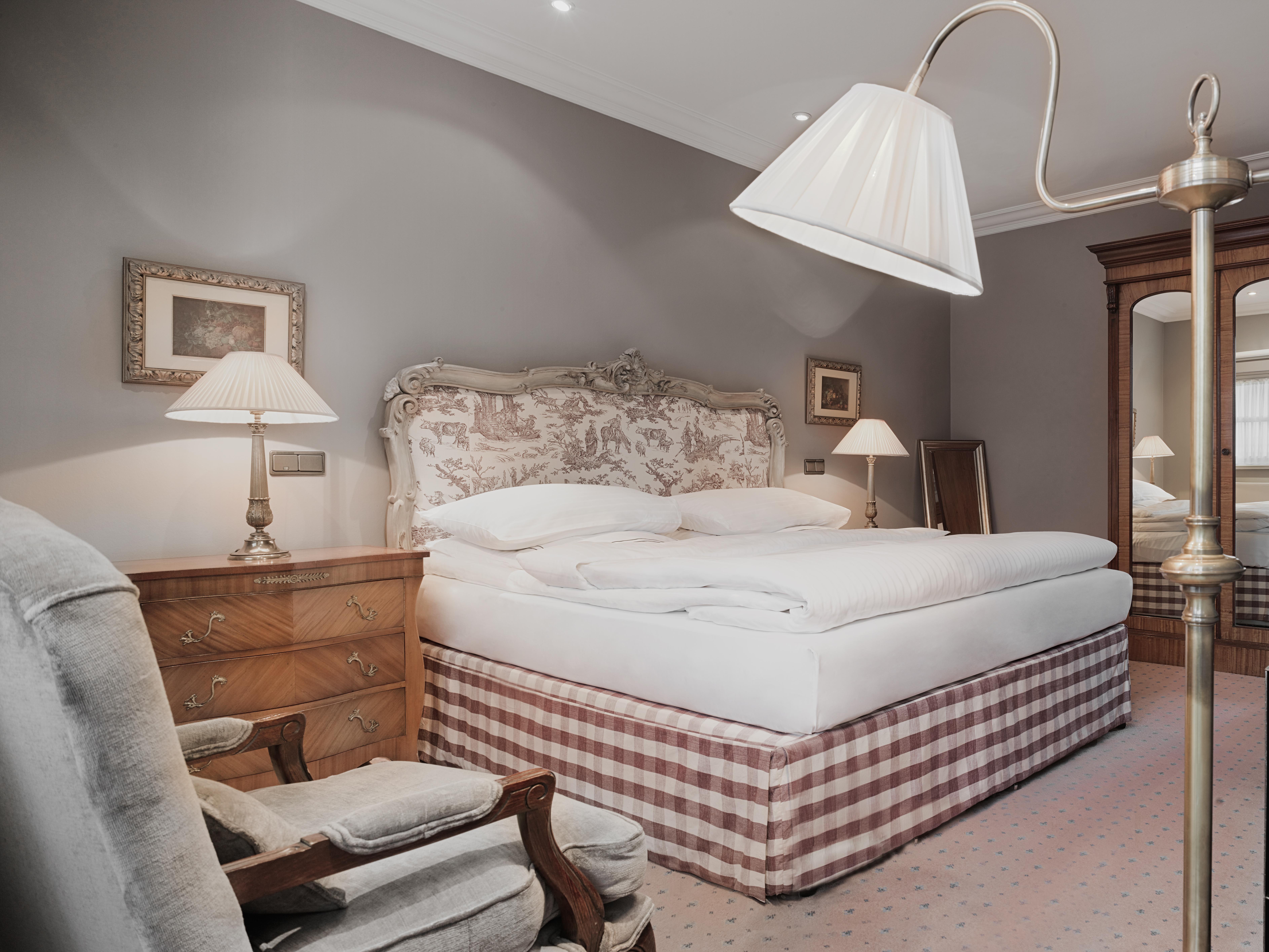 Schlosshotel ベルリン エクステリア 写真 A bed with a bed skirt