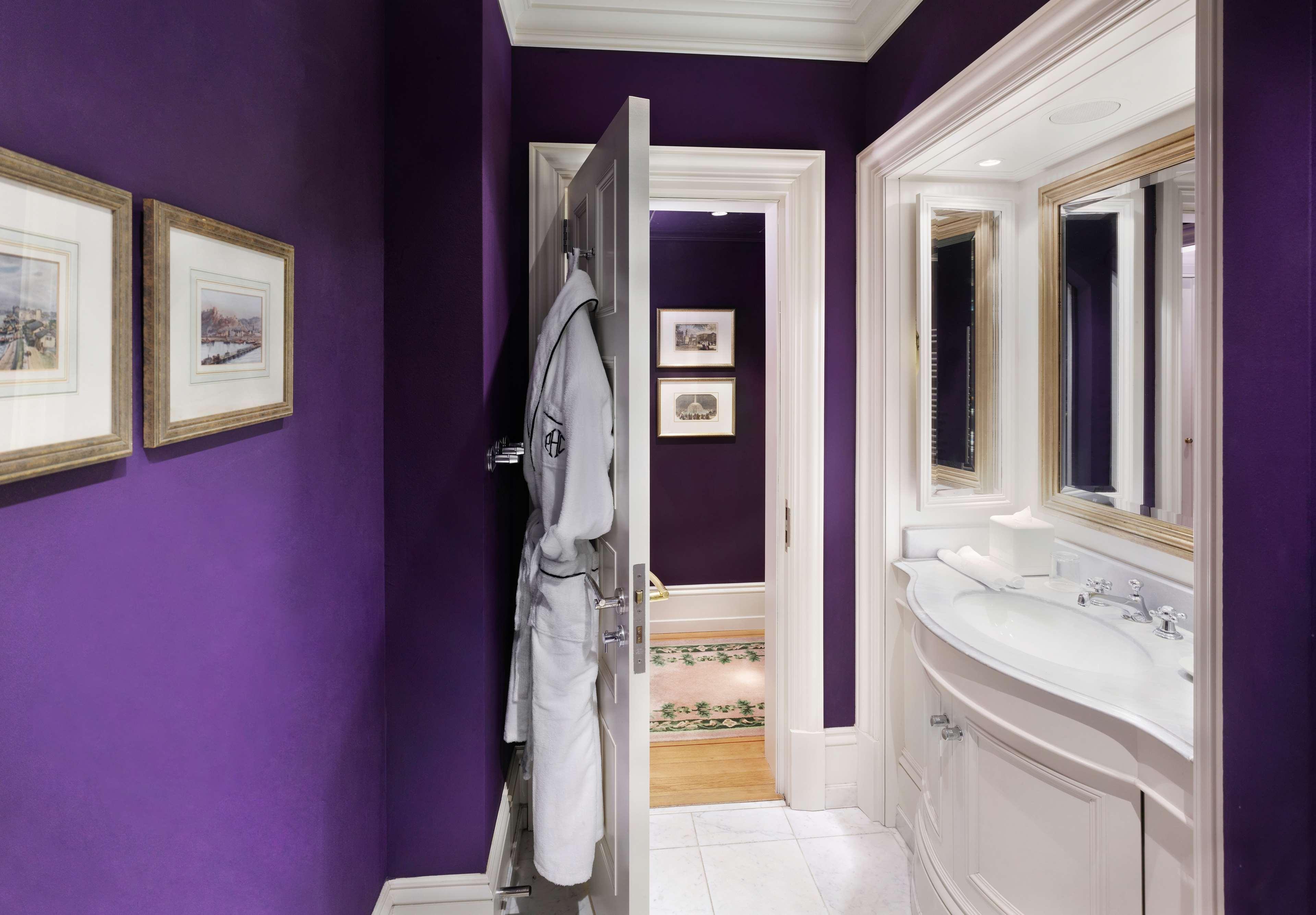 Schlosshotel ベルリン エクステリア 写真 A purple bathroom