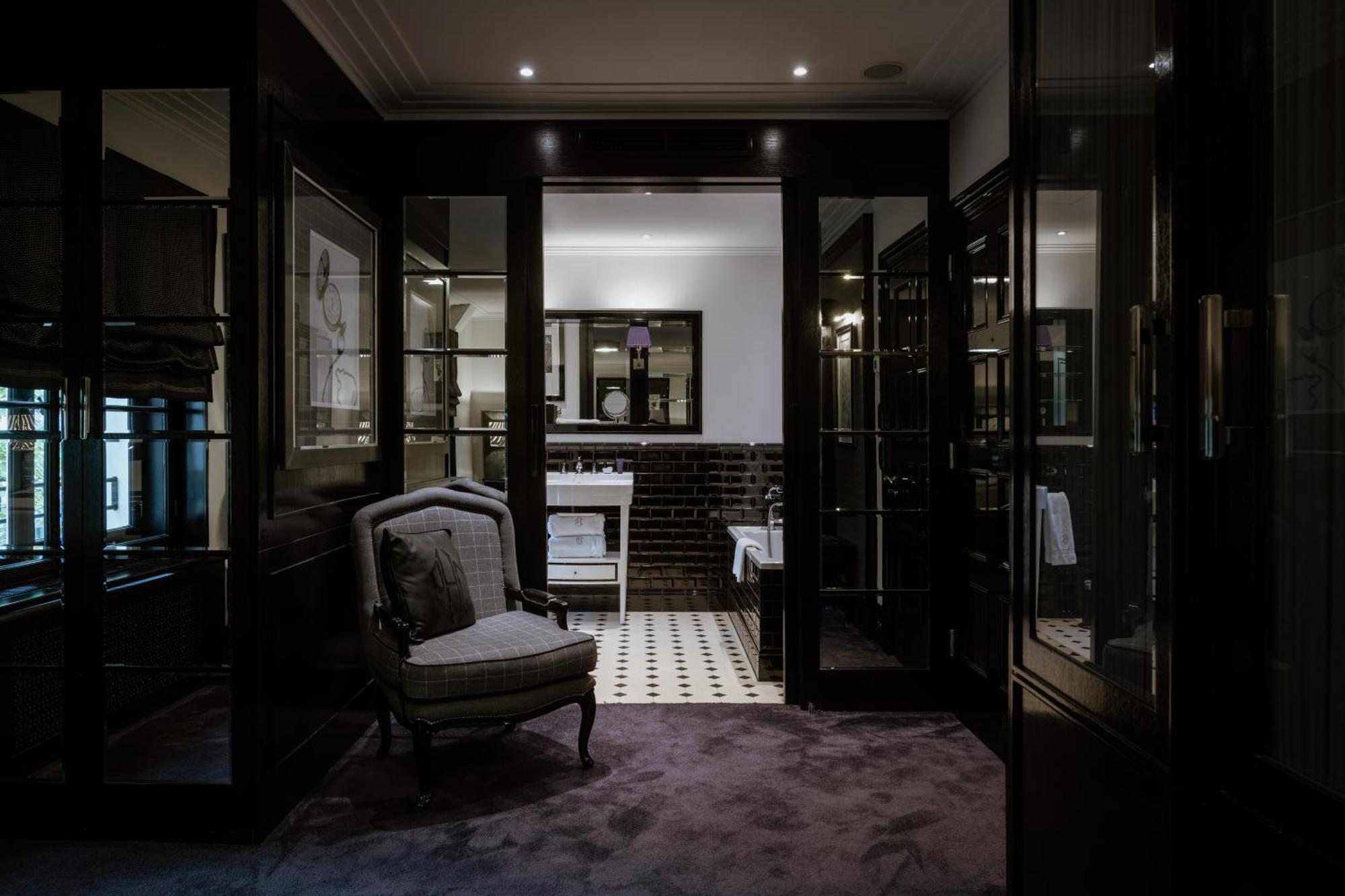 Schlosshotel ベルリン エクステリア 写真 The bathroom of a suite at The Ivy Hotel