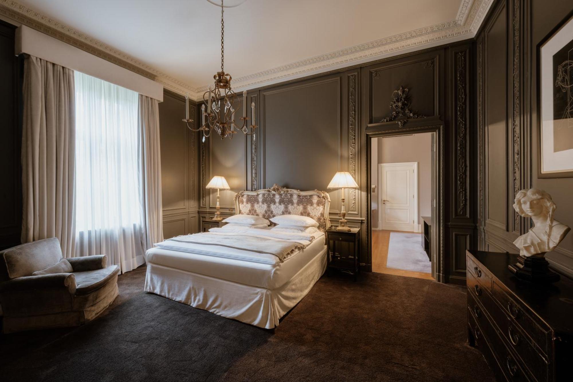 Schlosshotel ベルリン エクステリア 写真 A suite at the Hotel de Crillon
