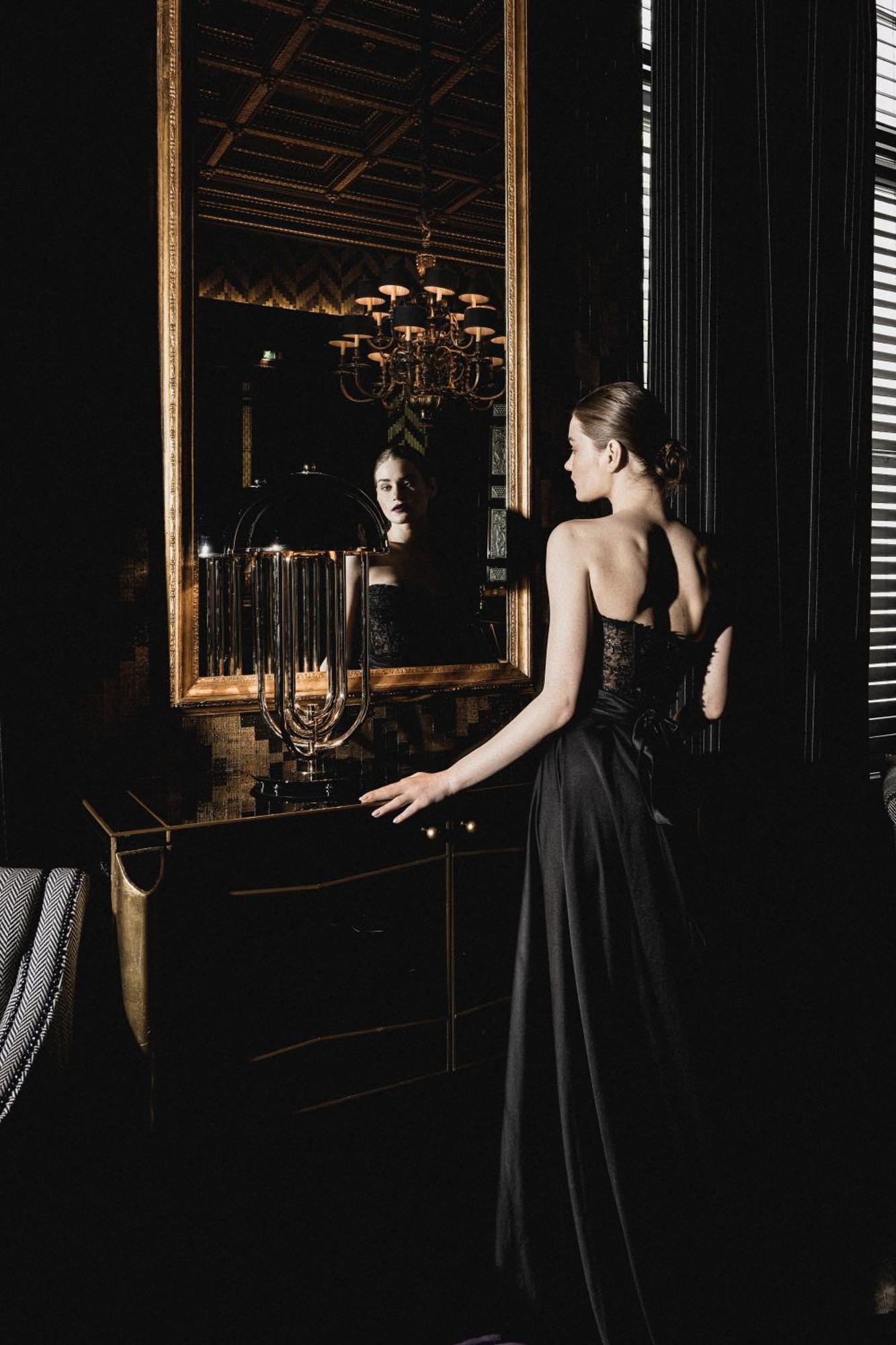 Schlosshotel ベルリン エクステリア 写真 A model wearing a black dress