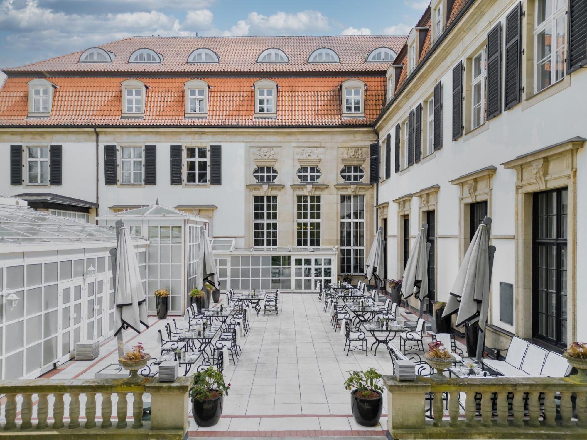 Schlosshotel ベルリン エクステリア 写真 The courtyard of the hotel